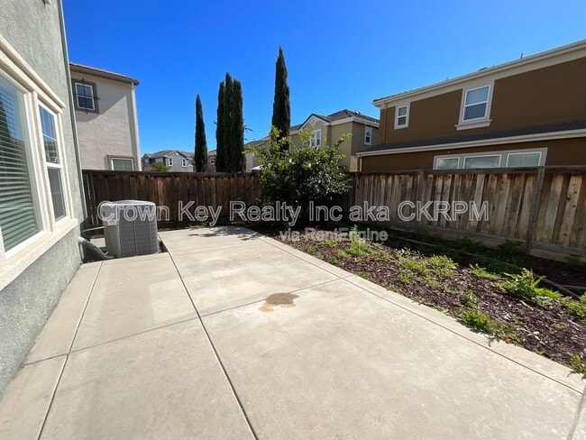 Building Photo - 546 W Campania Way