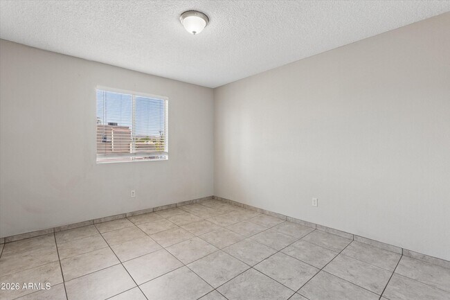 Building Photo - 407 E Pecan Rd