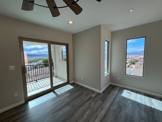 Building Photo - 1 Bedroom - 1.5 Bath Condo on the Riverwalk