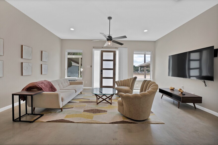 Building Photo - 4633 Calmont Ave