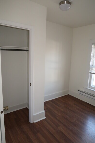 Building Photo - 1655 Green Bay St