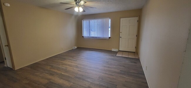 Building Photo - 3 bedroom/1 bathroom home with 2 living ar...