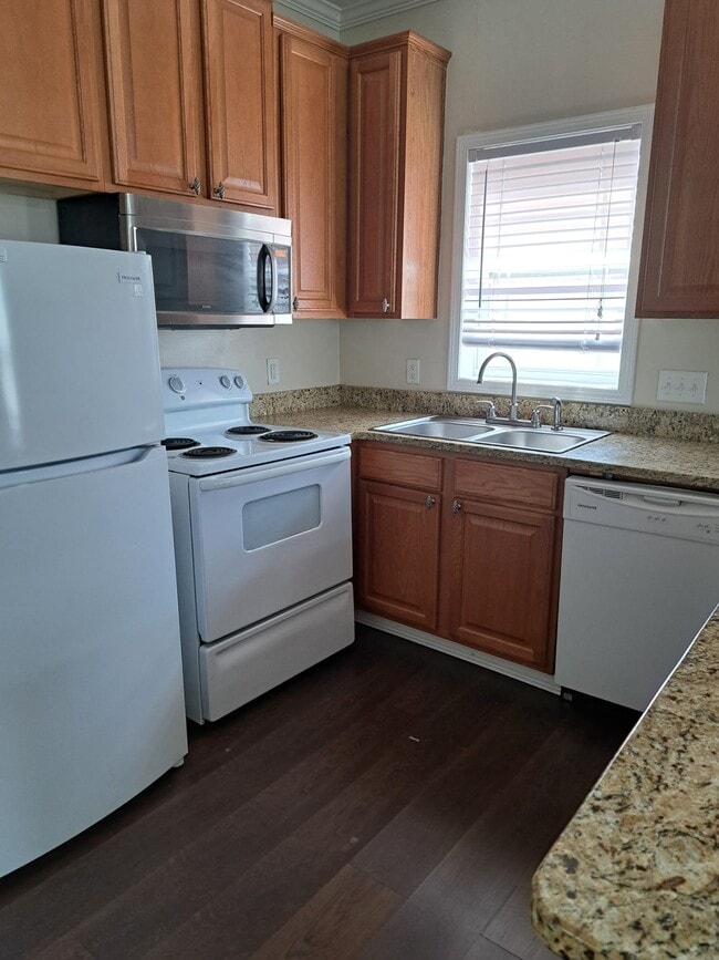 Building Photo - 2525 Esplanade St