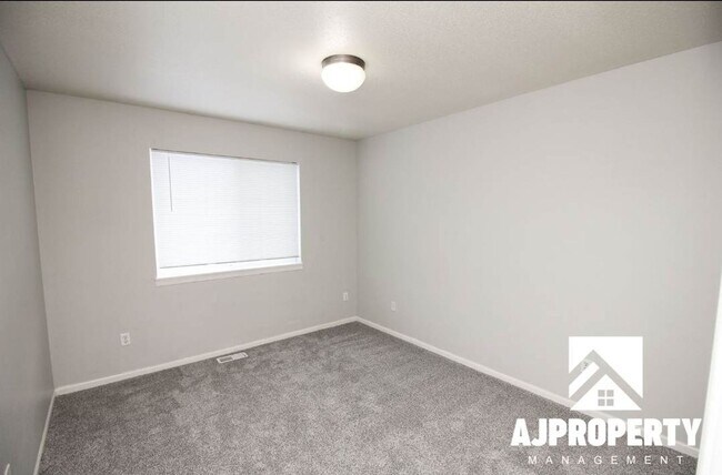 Building Photo - 4907 S Tennis Ln