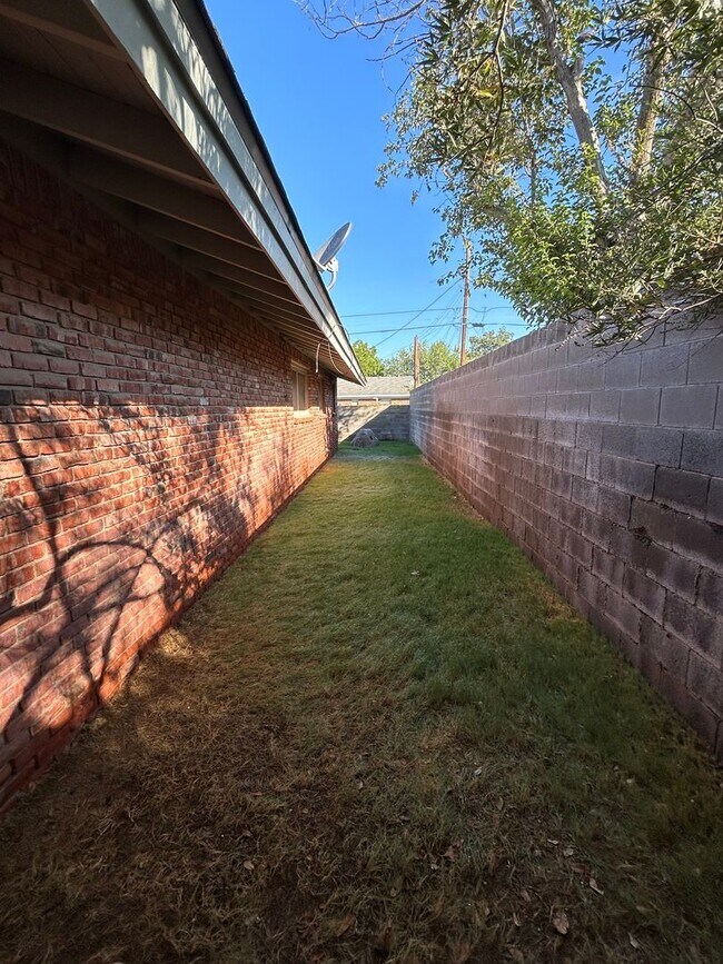 Building Photo - Beautiful Large Family Home!!!