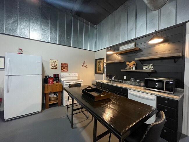Building Photo - Studio 421: Urban Edge. West Texas Soul.