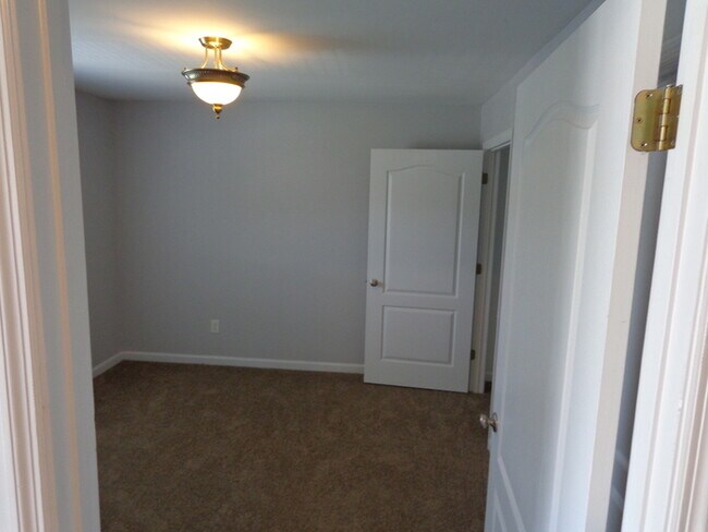 Building Photo - 30 Brittany Ct