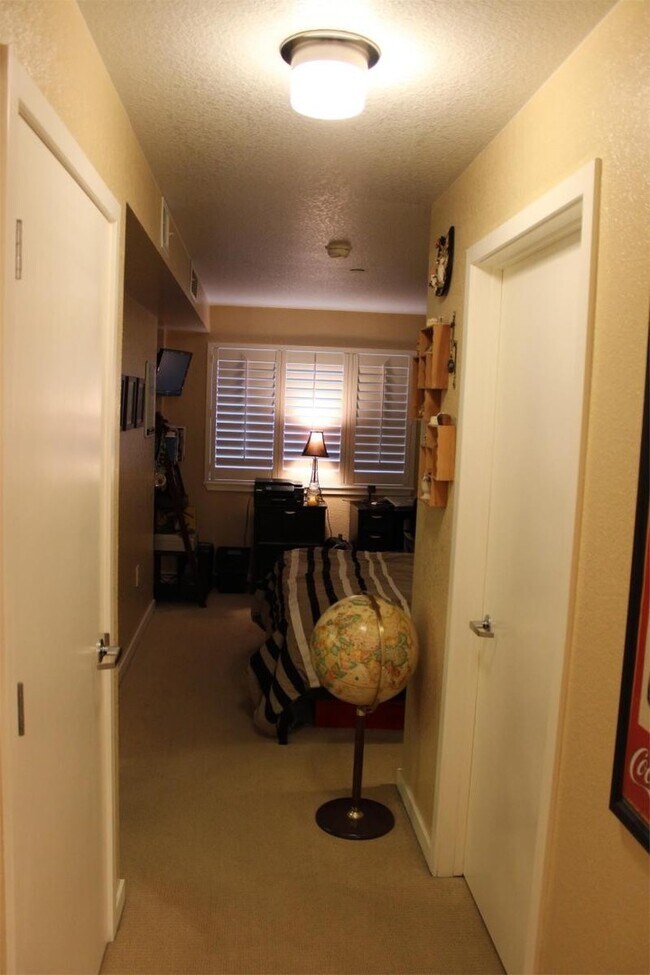 Building Photo - Fall 2026 Pre-Lease. Updated 1 Bedroom Con...