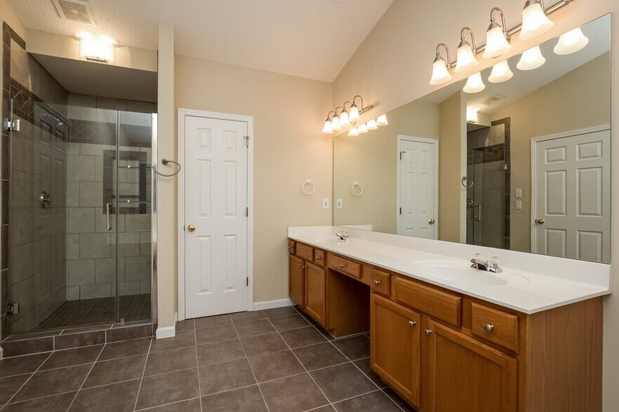 Building Photo - 4425 Ridgefair Dr