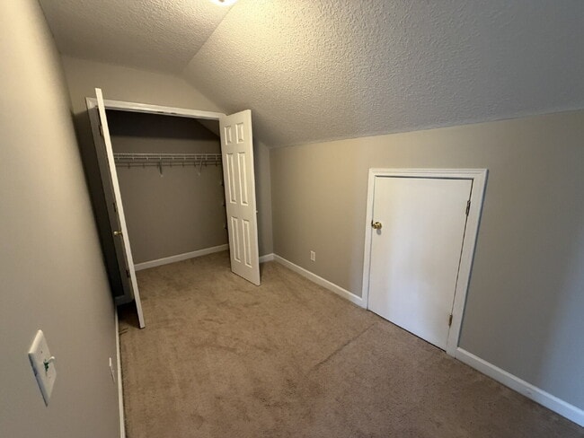 Building Photo - Town House For Rent