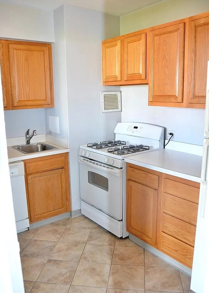 Kitchen overview - 200 Locust St