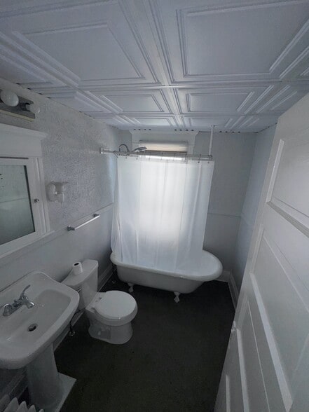 Bathroom - 1118 W 8th St