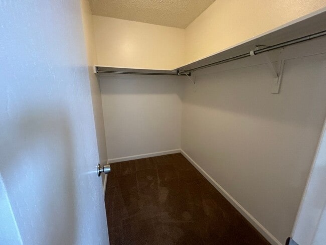 Building Photo - 3 Bed 1.5 Bath Townhome In Excellent Neighborhood