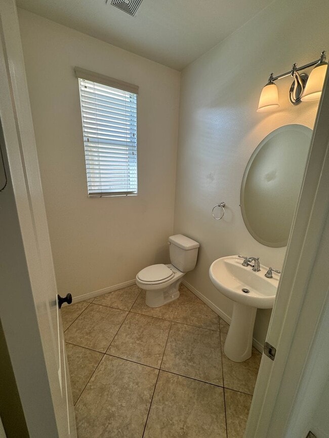 Building Photo - 6 bedroom 4.5 baths in Corona CA