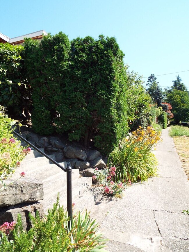 Building Photo - Queen Anne 1-Bedroom Apartment for Rent |  Pet Friendly & On-Site Laundry in Quiet 4-Unit Building
