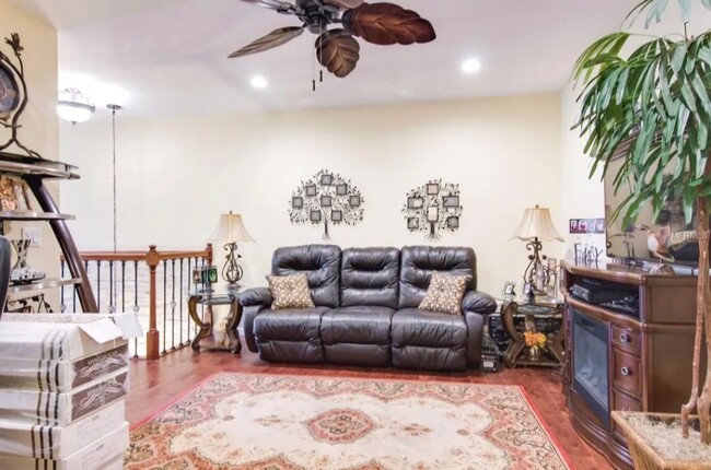 Building Photo - Charming 3BR 2.5 bath Townhome in heat of ...