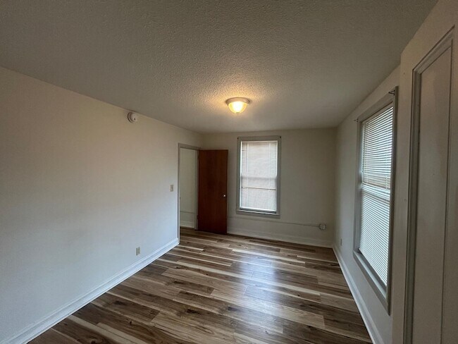 Building Photo - 23 Elm St