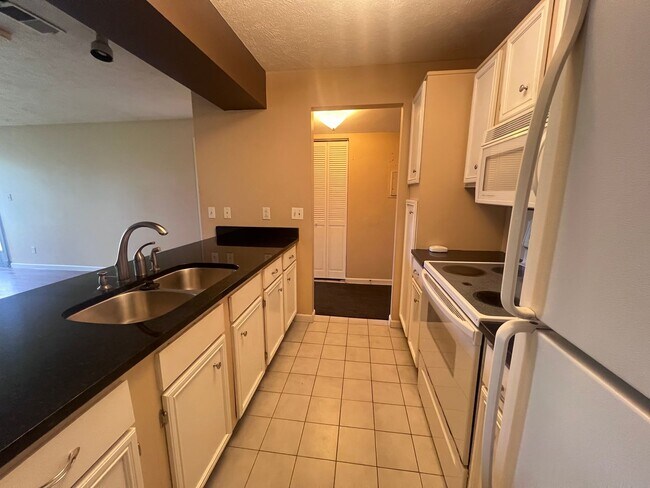 Building Photo - 2 Bed 2 Bathroom Condo in Allendale!