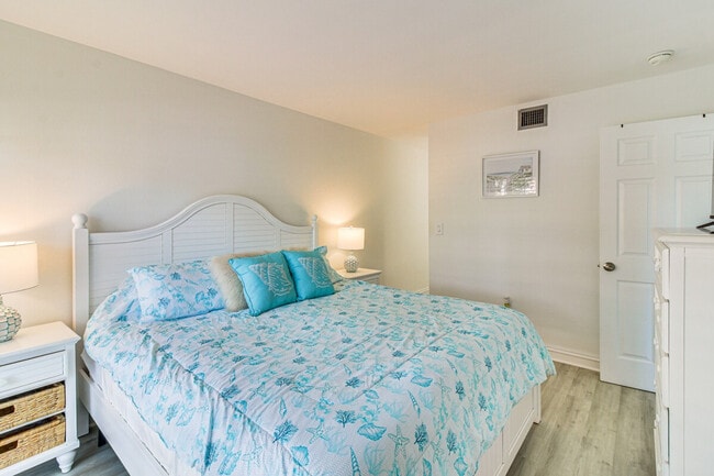 Building Photo - 9860 Leeward Ave