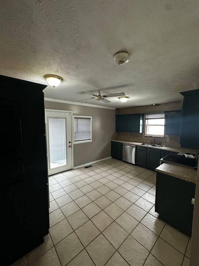 Building Photo - 3 Bedroom 1 bath