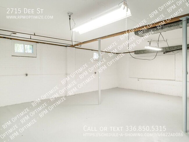 Building Photo - 2715 Dee St