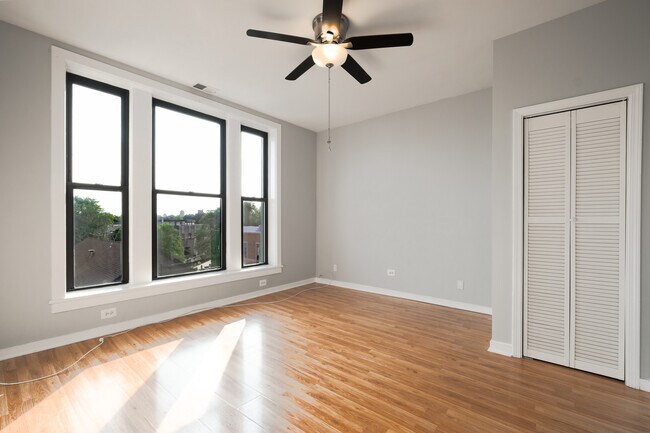 Building Photo - 2418 N Clybourn Ave