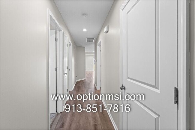 Building Photo - Fresh 3 Bedroom, 2 Bathroom Half Duplex