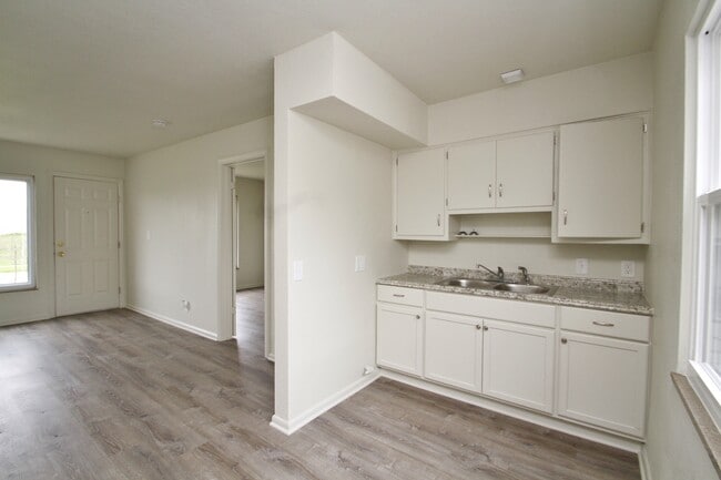 Kitchen - 1303 S Cove Blvd