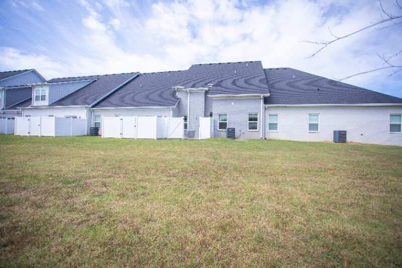 Building Photo - 3436 Pershing Dr