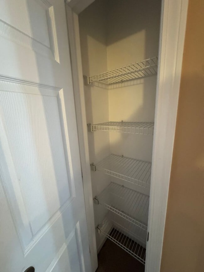 Building Photo - 3 bedroom townhome available for immediate move in!