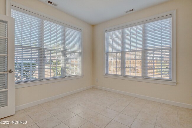 Building Photo - 1302 Suncrest Way