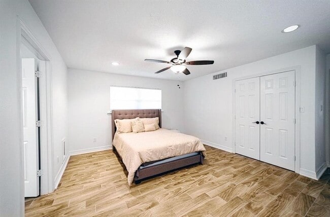 Building Photo - Newly Renovated 4-bedroom Home Inside the Loop