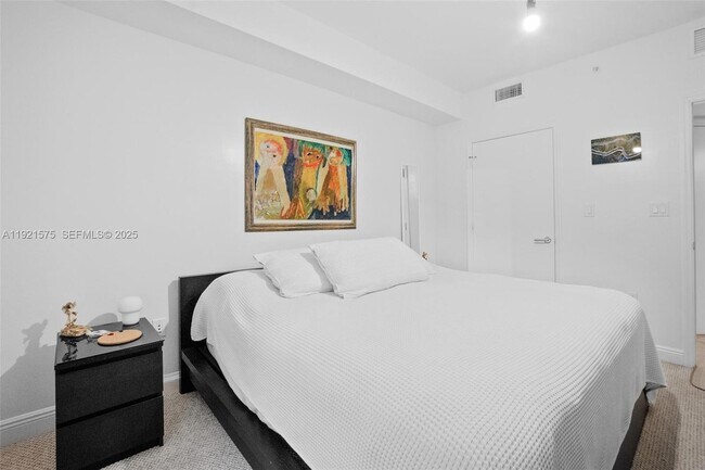 Building Photo - 19900 E Country Club Dr