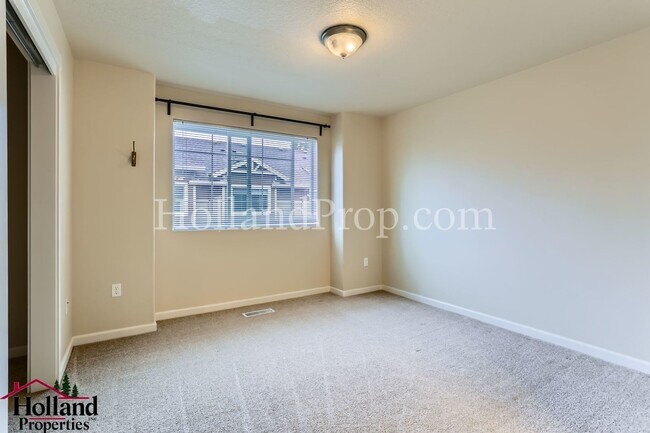 Building Photo - Spacious End-Unit Condo in Prime Beaverton...