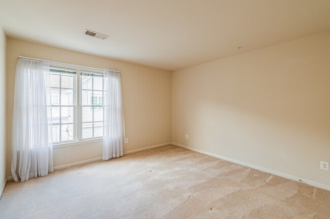 Building Photo - 513 Rosebush Ln