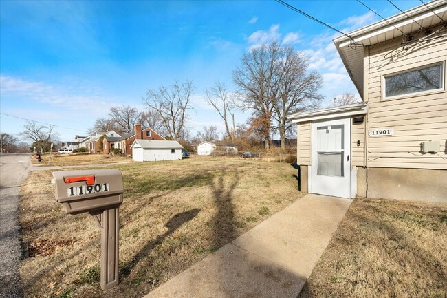 Building Photo - "Charming 3-Bed Haven with Hardwood Floors & 2 Full Baths in St. Louis!"  Hazelwood Schools.  Sec...