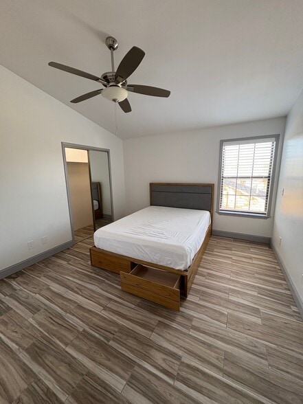 Building Photo - 105 Braun St