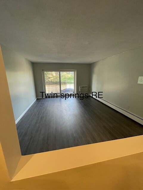 Building Photo - 250 Spring St