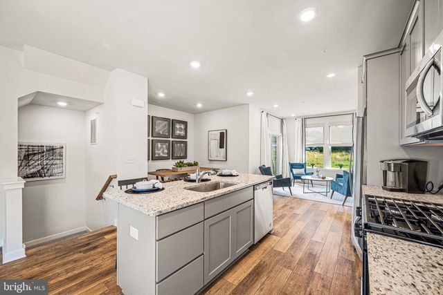 Building Photo - 7658 Clayton Ave