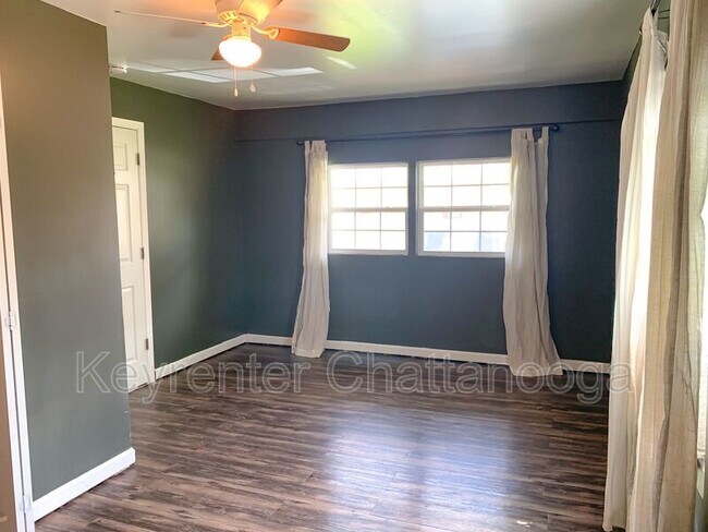 Building Photo - 827 Woodmore Ln