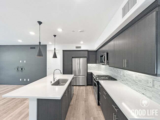 Building Photo - Beautiful 3BD/3BA w/ A/C, In-Unit Laundry, and Attached Garage in Mission Valley!