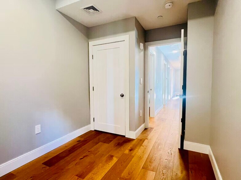 Building Photo - 19 Plymouth St