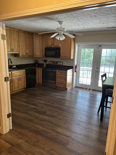 Building Photo - 303 Foxridge Dr