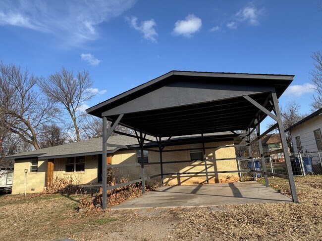 Building Photo - 915 S 6th St