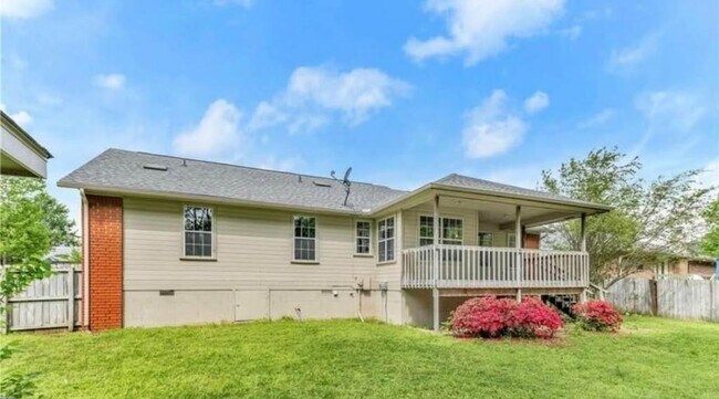 Building Photo - 215 Bluff Dr