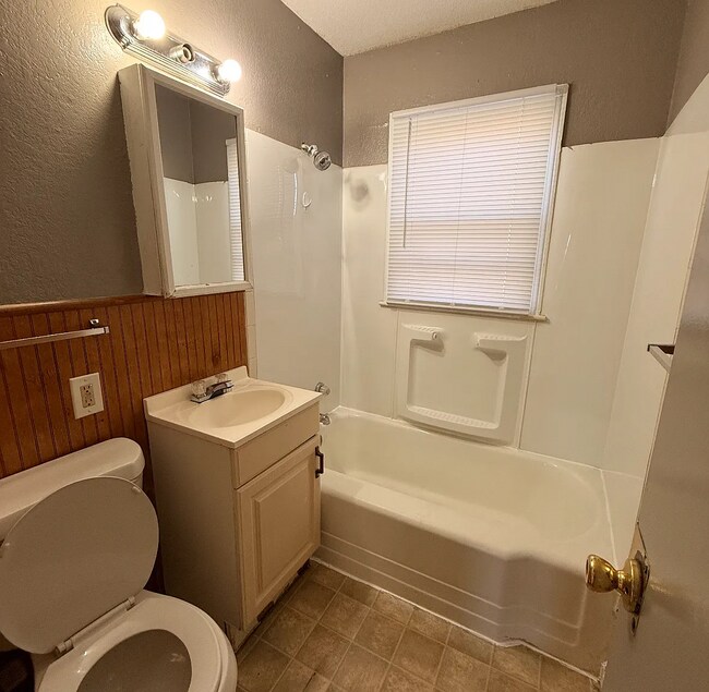 Building Photo - 2332 N Poplar St