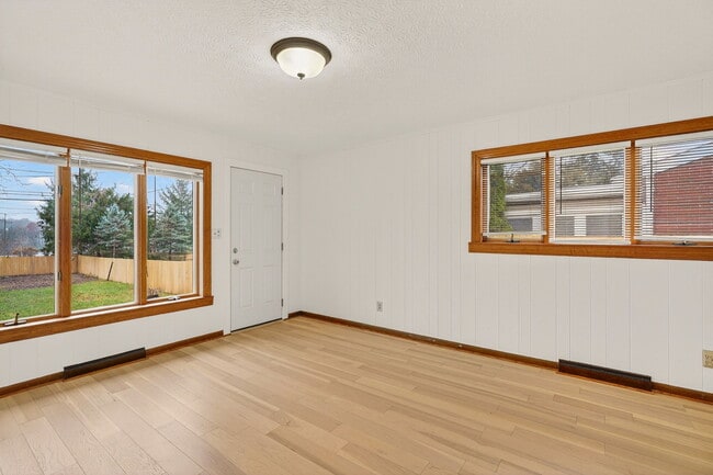 Building Photo - 3637 Sunset Dr