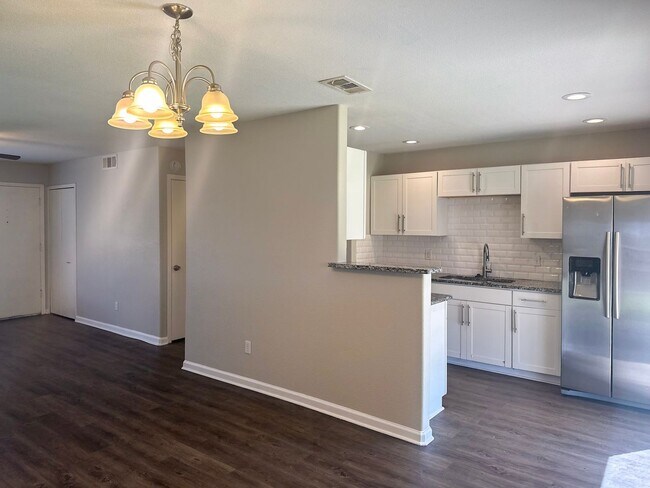 Building Photo - 4 Bedroom / 2.5 Bath Home