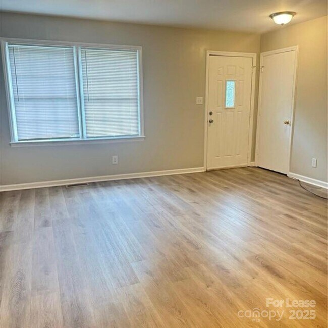 Building Photo - 6817 Deanwood Pl