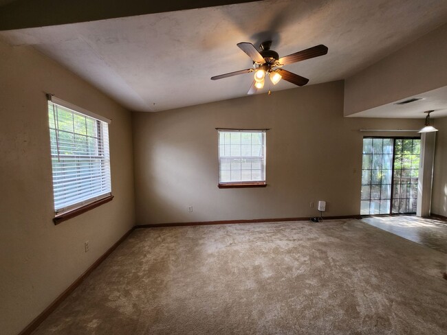 Building Photo - 3 bedroom town home for rent across from F...
